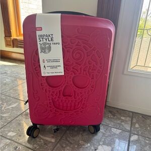 IT LUGGAGE “RED SKULLS”  HARDSIDE CARRY ON ROLLER LUGGAGE NEW